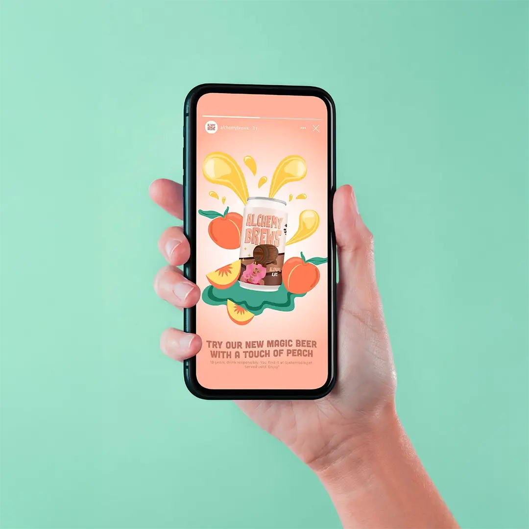 En hand som håller en mobil med en annons för Alchemy Brews på