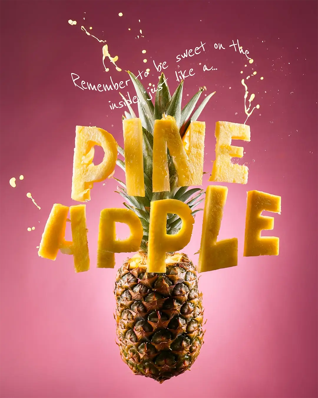 En ananas som flyger i luften med ordet PINEAPPLE gjort av fruktkött