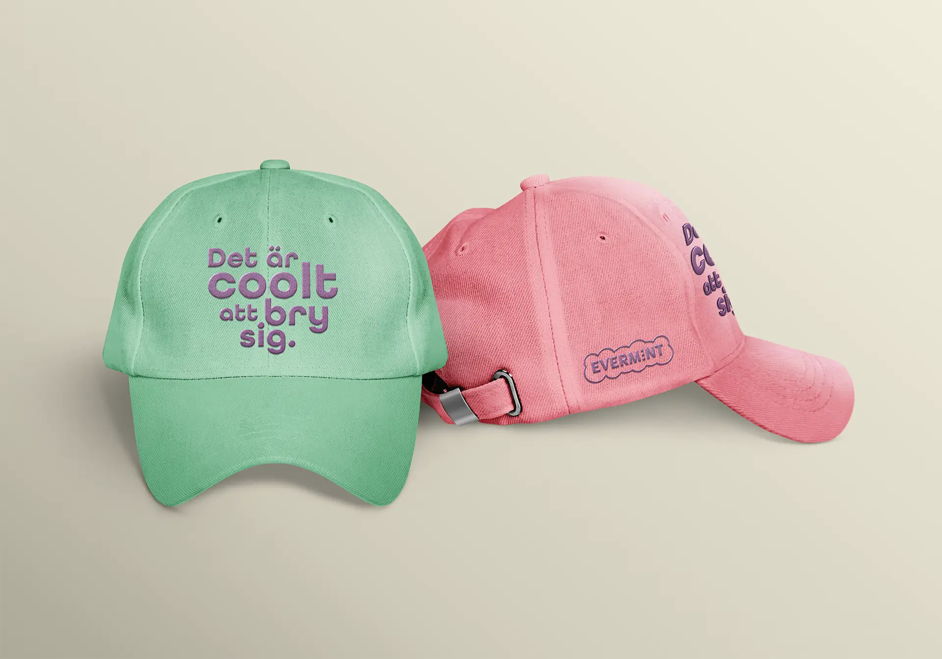 Två kepsar som det står "Det är coolt att bry sig" på