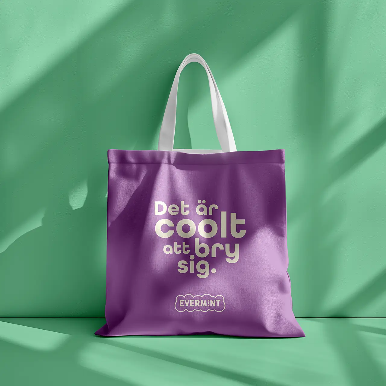 En väska som det står "Det är coolt att bry sig" på